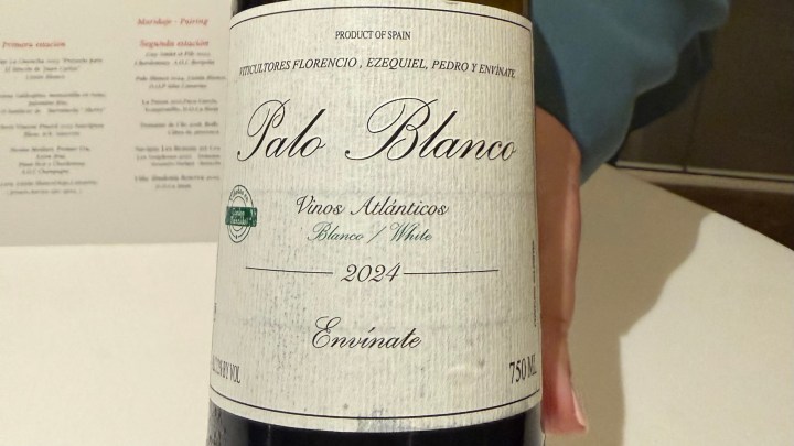 A close-up of a wine bottle labeled 'Palo Blanco', a white wine from Spain, vintage 2024, produced by Viticultores Florencio, Ezequiel, Pedro, and Enináte.
